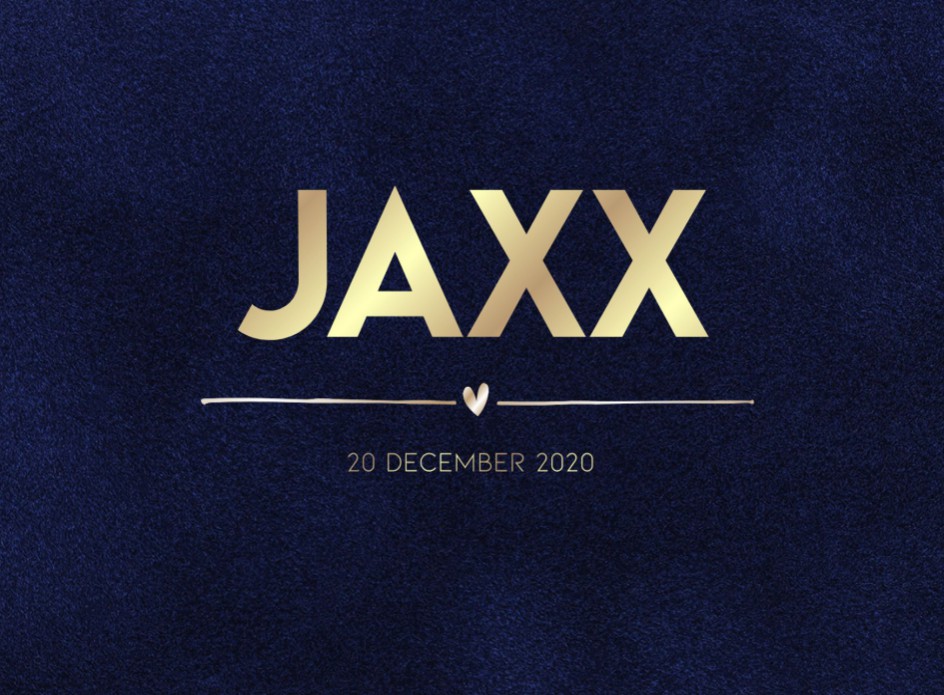 Stoer geboortekaartje van écht velvet met grote naam, lijntje, hartje en strakke datum in goudfolie