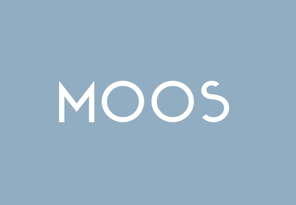 Strak geboortekaartje op reliëfpapier in de kleur ijsblauw