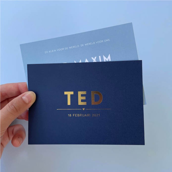 Strak donkerblauw geboortekaartje met hartje en streepje