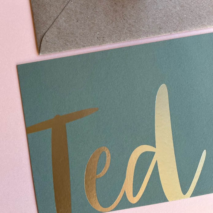 Strak mosgroen geboortekaartje met grote naam matte goudfolie