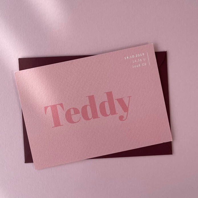 Strak geboortekaartje met licht roze, roze en wit voor een meisje