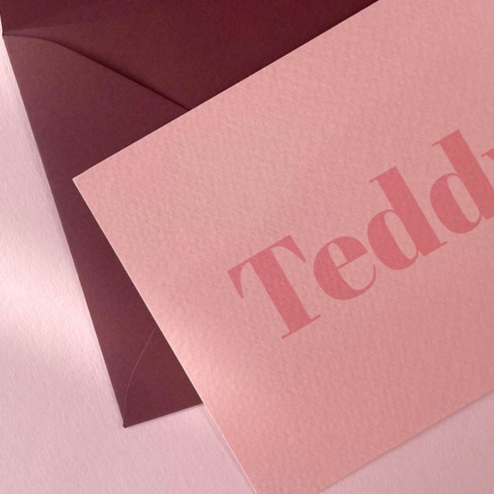 Strak geboortekaartje met licht roze, roze en wit voor een meisje