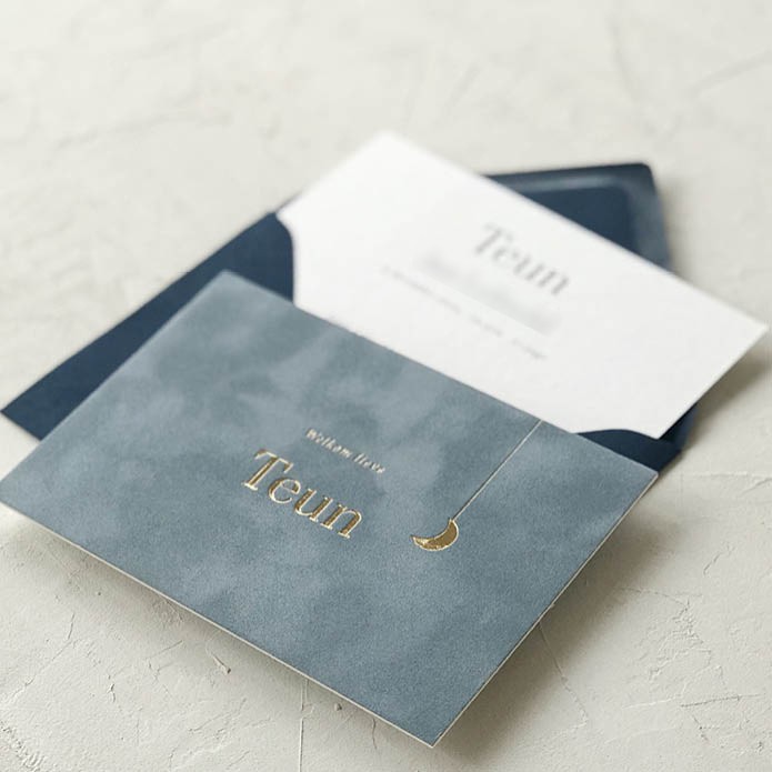 Geboortekaartje op écht velours in blauw met maantje voor een jongen