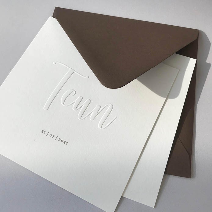 Tijdloos geboortekaartje met sierlijke letters, als Braille-effect op de kaart