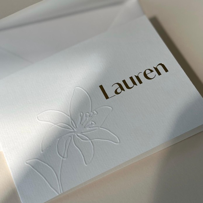 Tijdloos geboortekaartje met bloem reliëf en goudfolie naam – exclusief bij Festikaart