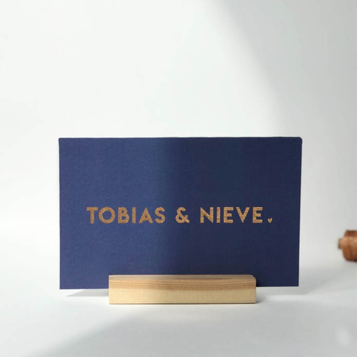 Modern tweeling geboortekaartje in de kleur koningsblauw met folie namen