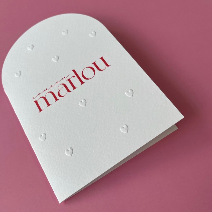 Uniek geboortekaartje met reliëfdruk hartjes en ronde boogvorm