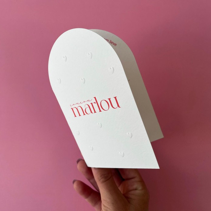 Uniek geboortekaartje met reliëfdruk hartjes en ronde boogvorm