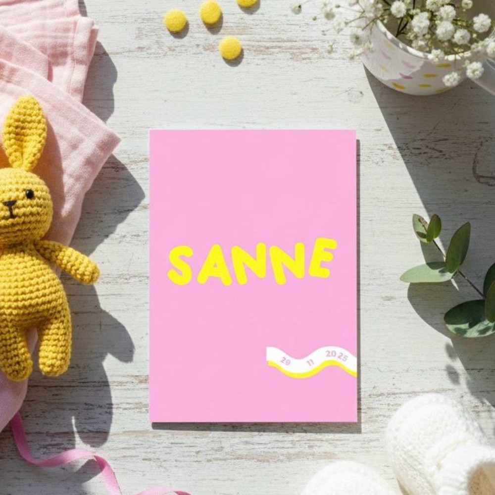 Vrolijk roze geboortekaartje met neon gele naam en speelse uitstraling