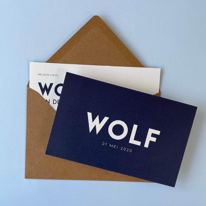 Hip blauw geboortekaartje met strakke letters