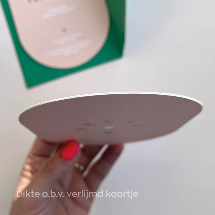 Zacht en lief, perzik kleurig geboortekaartje in bijzondere ovale vorm