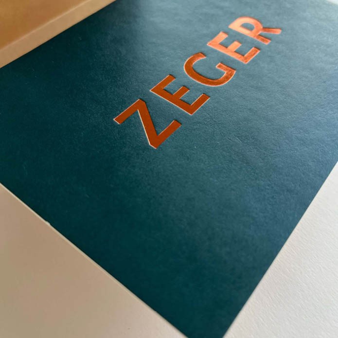 Petrolkleurig geboortekaartje met verdiepte foliedruk