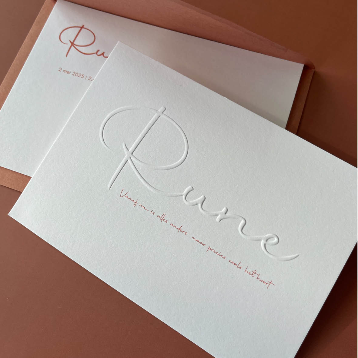 met reliëf verhoogd